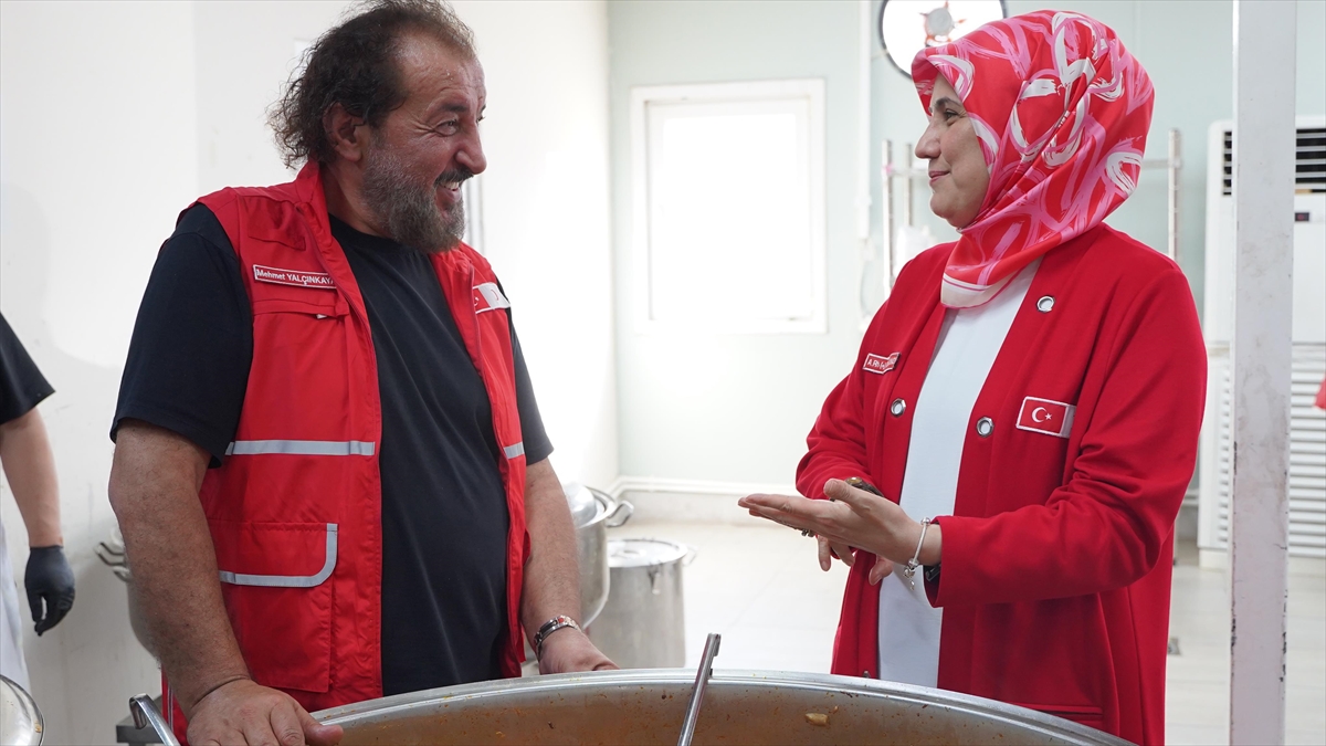 unlu-sef-mehmet-yalcinkaya-depremzedeler-icin-iftar-sofrasi-hazirladi-7Pq34RKh.jpg