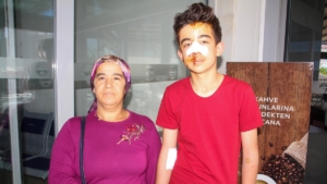 antalyada-sahipsiz-kopeklerden-kacarken-otomobil-carpan-genc-yaralandi-Tb6bSpyN.jpg