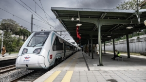 bakan-uraloglu-milli-elektrikli-tren-setinin-1-yilda-575-bin-yolcu-tasidigini-bildirdi-pcl1qjlp.jpg