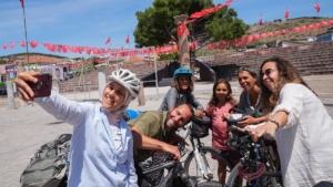 bisiklet-tutkunu-kadin-bisikletli-turistleri-evinde-misafir-ediyor-1KWYPj2F.jpg