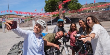 bisiklet-tutkunu-kadin-bisikletli-turistleri-evinde-misafir-ediyor-1KWYPj2F.jpg