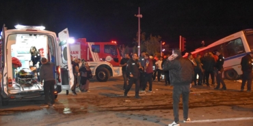 kirikkalede-minibus-ile-otomobilin-carpismasi-sonucu-22-kisi-yaralandi-ZzzEpNzK.jpg