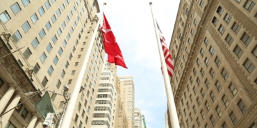 new-yorkun-finans-merkezi-wall-streette-turk-bayragi-24-kez-gondere-cekildi-fYtzTasy.jpg