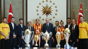 cumhurbaskani-erdogan-galatasaray-tum-milletimizin-gogsunu-kabartan-basarilara-imza-atti-g5EgPzeX.jpg