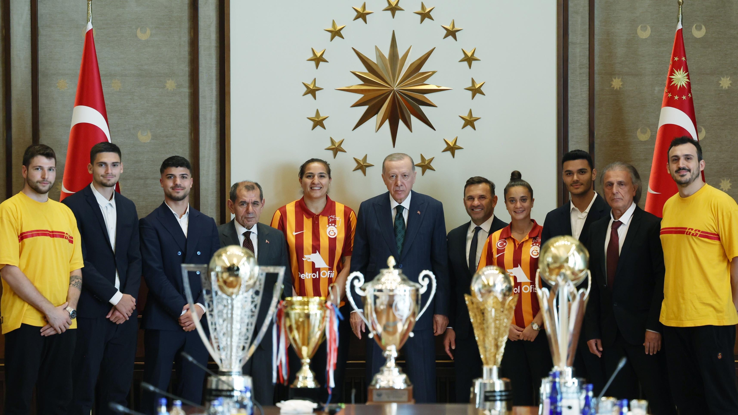 cumhurbaskani-erdogan-galatasaray-tum-milletimizin-gogsunu-kabartan-basarilara-imza-atti-g5EgPzeX.jpg