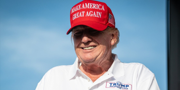 Trump, rakibi Harris'e gönderme yaparak bir fast food restoranında patates kızarttı