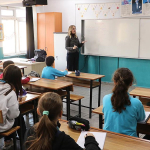 Notalarla engelini aşan Melis öğretmen azmiyle umut oluyor