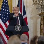 Trump'tan, ünlü gazeteciyi askeri planların konuşulduğu gruba ekleyen danışmanı Waltz'a destek