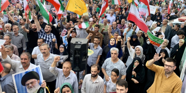 İranlılar, Tahran'daki İnkılap Meydanı'nda ateşkes sonrası "ABD ve İsrail'e karşı zafer" kutlaması yaptı