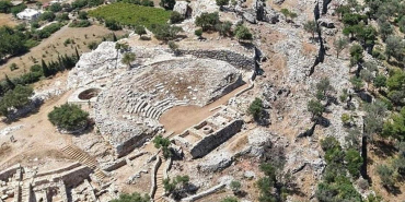 Amos'un antik tiyatrosundaki kazılar tüm hızıyla devam ediyor