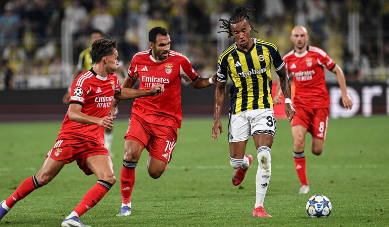 Fenerbahçe, UEFA Şampiyonlar Ligi play-off turu ilk maçında Benfica ile berabere kaldı